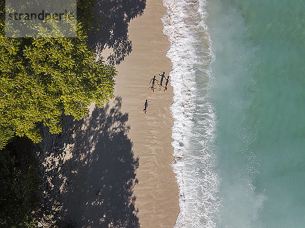 Luftaufnahme von Kindern am Strand,  Sumbawa,  Indonesien