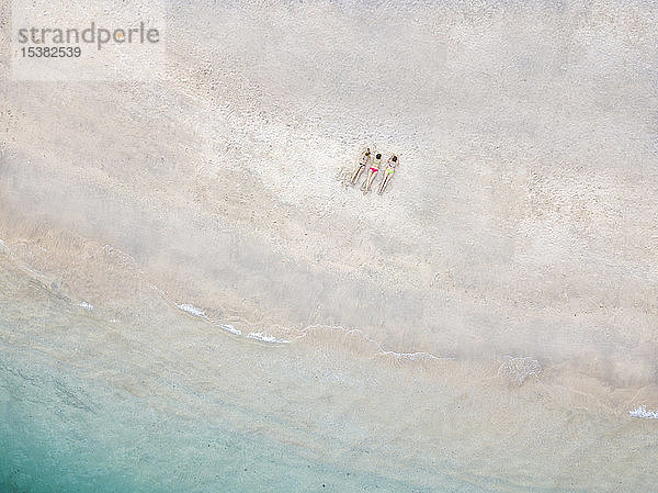 Luftaufnahme von jungen Frauen am Strand liegend,  Insel Gili Air,  Bali,  Indonesien