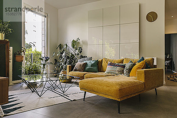 Innenaufnahme einer Couch im Hygge- oder Scandi-Stil im Wohnzimmer,  Köln,  Deutschland