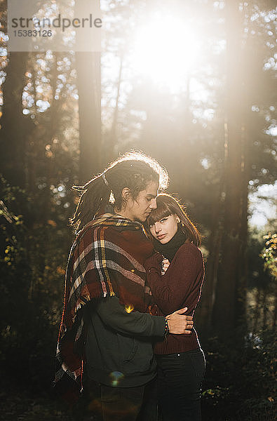 Junges verliebtes Paar im Wald