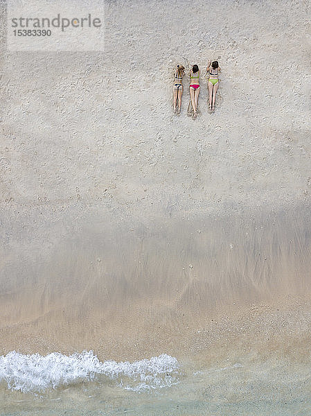 Luftaufnahme von jungen Frauen am Strand liegend,  Insel Gili Air,  Bali,  Indonesien