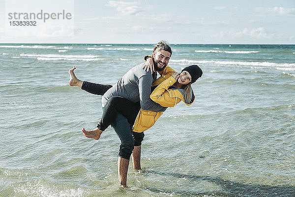Glückliches Paar am Strand