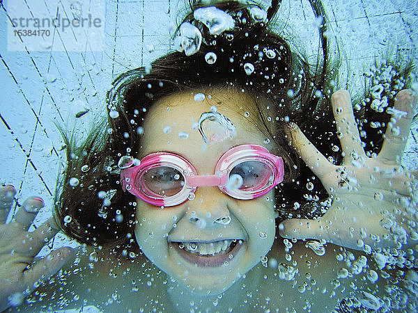 Unterwasserporträt eines glücklichen Mädchens