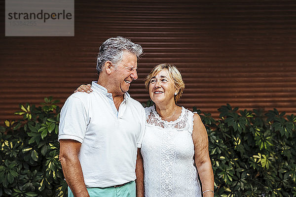 Glückliches älteres Ehepaar im Freien