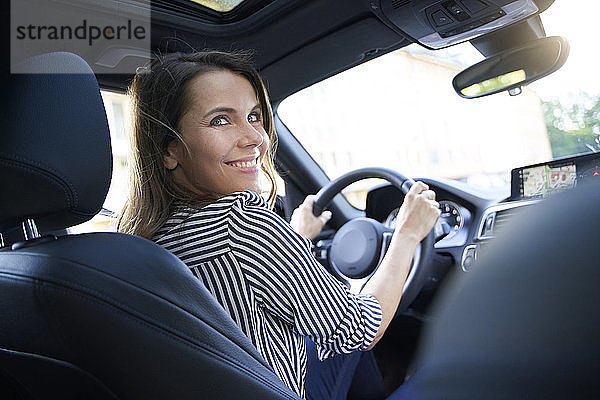 Glückliche Frau fährt Auto