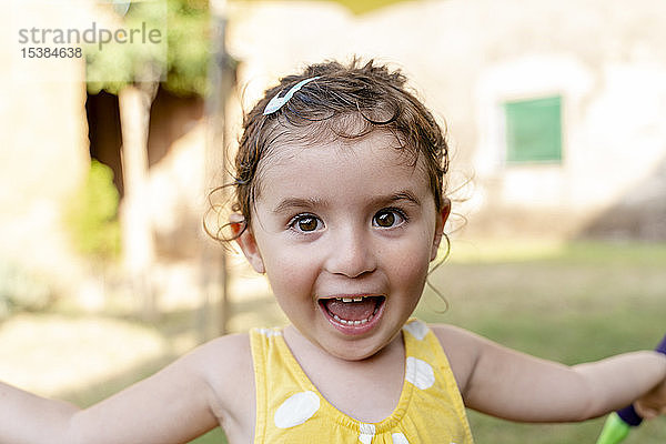 Porträt eines glücklichen kleinen Mädchens im Sommer im Freien