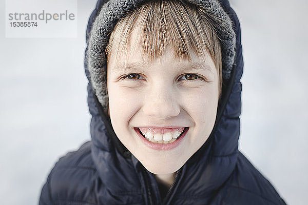 Porträt eines glücklichen Jungen in Winterkleidung