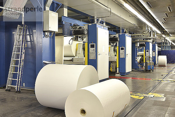 Druckerei: Papierrollen an Druckmaschinen
