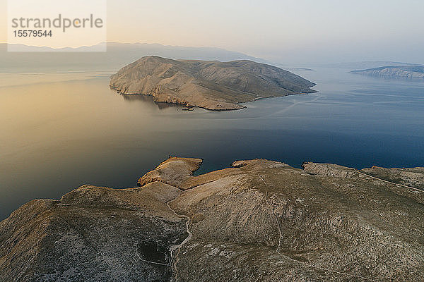 Luftaufnahme der Insel Krk gegen klaren Himmel bei Sonnenaufgang,  Kroatien