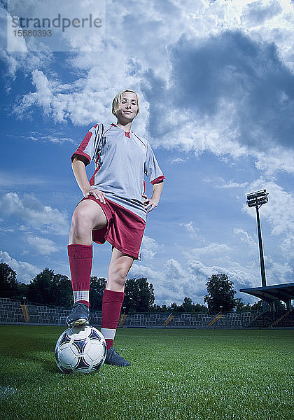 Deutschland,  Augsburg,  Fußballspieler auf Fußballplatz stehend,  Porträt