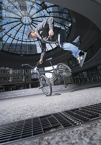 Deutschland,  Stuttgart,  Junger Mann beim Stunt auf dem Fahrrad