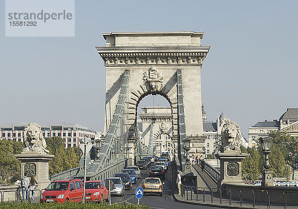 Ungarn,  Budapest,  Kettenbrücke mit starkem Stadtverkehr
