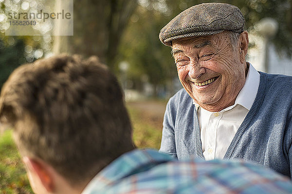 Lachender Senior und Enkel im Freien