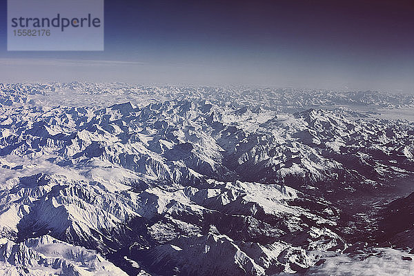 Ansicht der verschneiten Alpen vom Flugzeug aus gesehen