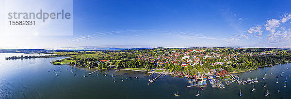 Panorama-Ansicht des Hafens am Ammersee gegen den Himmel in Bayern,  Deutschland