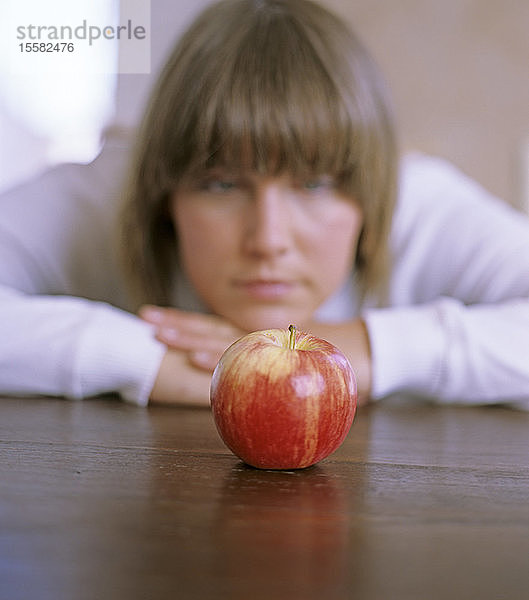 Frau,  Fokus auf Apfel