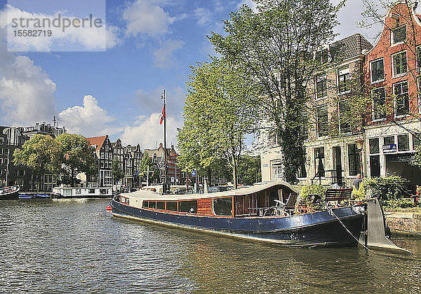 Niederlande,  Amsterdam,  Ansicht eines Hausbootes am Ufer des Amstel-Kanals