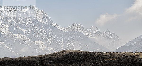 Menschen beim Trekking im Himalaya in der Nähe von Machhermo,  Solo Khumbu,  Nepal