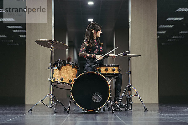 Frau spielt Schlagzeug