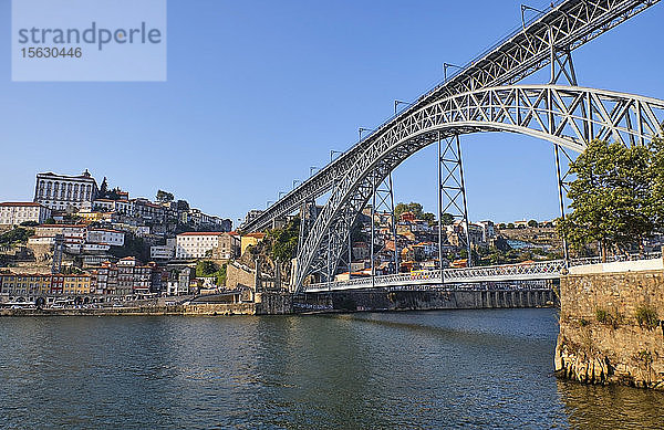 Portugal,  Porto,  Dom Luis I-BrÃ?cke an einem friedlichen Tag gesehenÂ