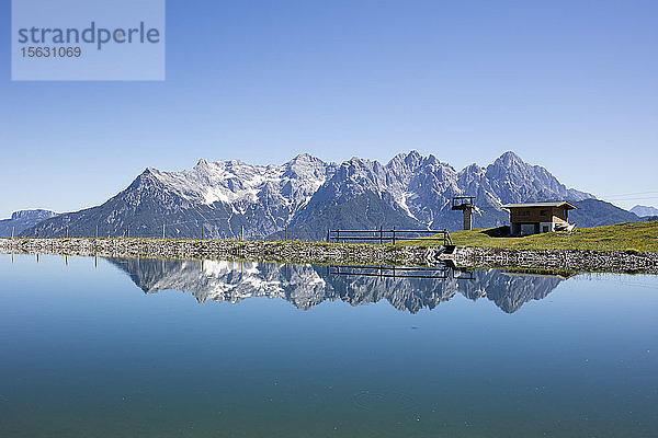 Aussicht auf den ruhigen See und die Loferer Steinberge bei strahlend blauem Himmel,  KitzbÃ¼hel,  Tirol,  Österreich