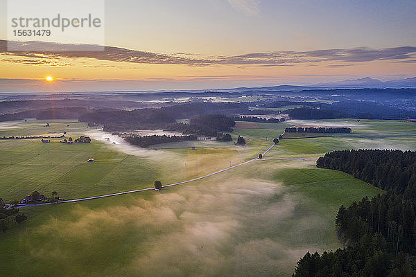 Szenische Ansicht der Landschaft gegen den Himmel wÃ?hrend des Sonnenaufgangs in Dietramszell,  TÃ¶lzer Land,  Oberbayern,  Bayern,  Deutschland