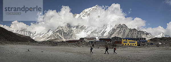 Menschen zu Fuss in Gorak Shep,  Himalaya,  Solo Khumbu,  Nepal