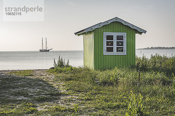 Dänemark,  Aeroe,  Aeroskobing,  Bäder am bewachsenen Strand an einem friedlichen Tag gesehen
