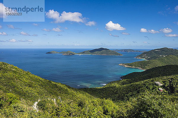 Ruhiger Blick auf das karibische Meer vor blauem Himmel,  Tortola,  Britische Jungferninseln