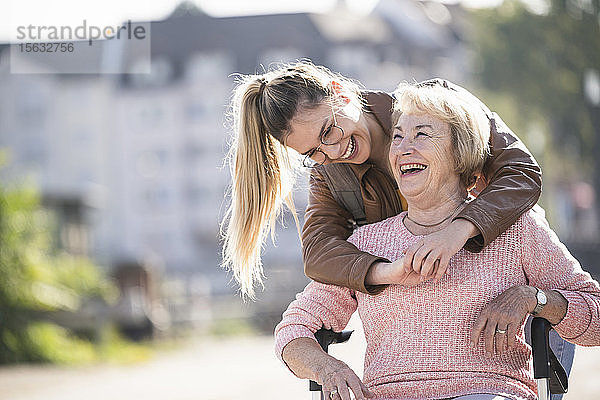 Enkelin und ihre Großmutter lachen