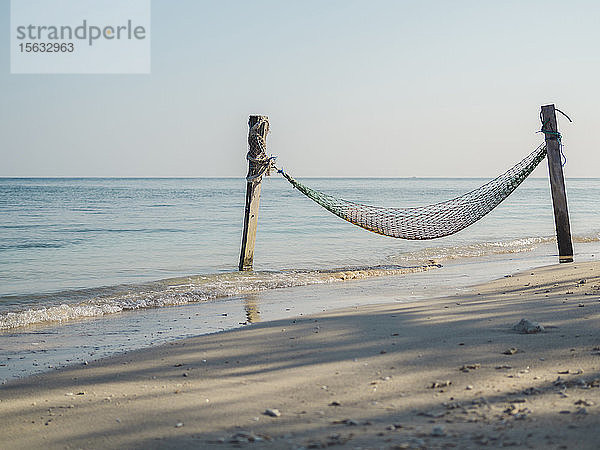 Indonesien,  Bali,  Gili Islands,  Gili Air,  Fischernetz-HÃ?ngematte am Strand an einem friedlichen Tag gesehenÂ
