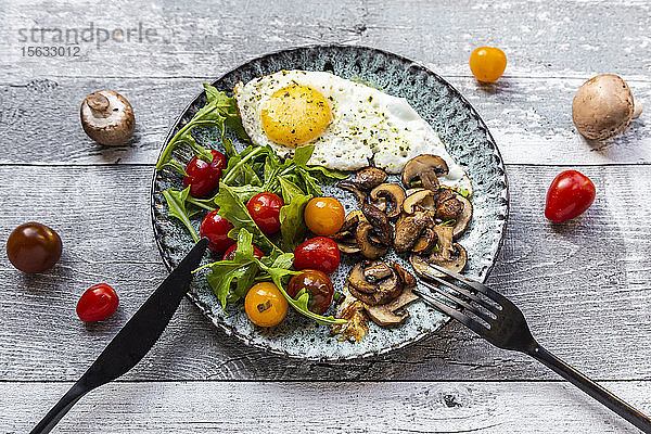 Low-Carb-Frühstück mit Spiegelei,  Champignons,  Rucola und Tomaten