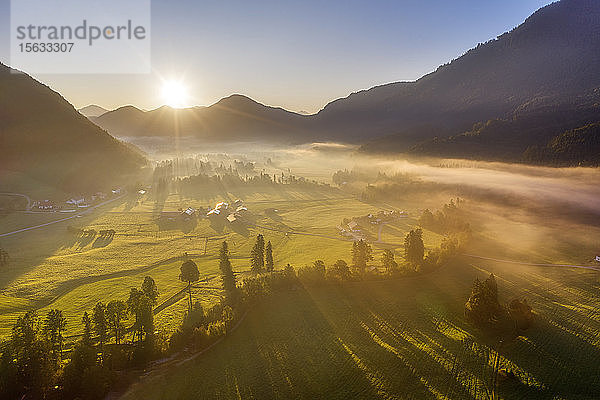 Deutschland,  Bayern,  Oberbayern,  Isarwinkel,  Jachenau,  ländliche Landschaft im Nebel bei Sonnenaufgang