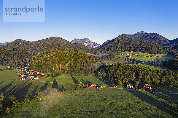 Deutschland,  Bayern,  Oberbayern,  Isarwinkel,  Jachenau,  ländliche Landschaft bei Sonnenaufgang