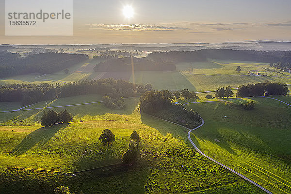 Luftaufnahme der Landschaft wÃ?hrend des Sonnenaufgangs in Peretshofen bei Dietramszell,  TÃ¶lzer Land,  Oberbayern,  Bayern,  Deutschland
