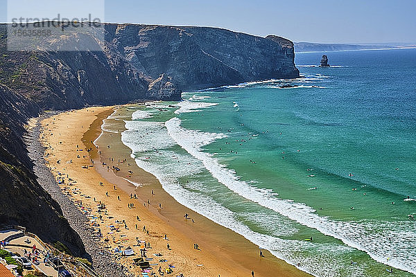 Portugal,  Algarve,  Arrifana,  Menschen,  die sich im Sommer am Sandstrand entspannen