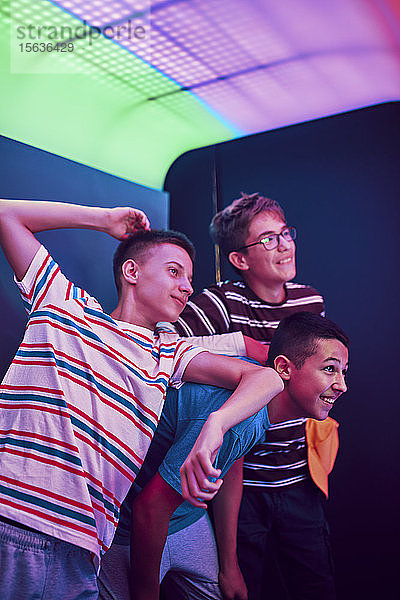 Glückliche Teenager-Freunde in einer Fotokabine