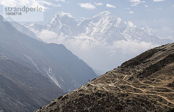 Menschen beim Trekking im Himalaya in der Nähe von Machhermo,  Solo Khumbu,  Nepal