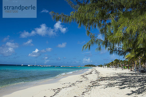 Ruhiger Blick auf den Strand von Norman Saunders vor blauem Himmel an einem sonnigen Tag,  Großtürken,  Turks- und Caicos-Inseln
