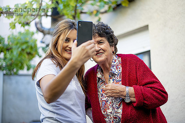 Frau und ältere Frau beim Selfie mit dem Smartphone