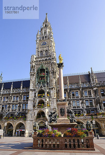 Deutschland,  Bayern,  Oberbayern,  München,  Neues Rathaus und Mariensaule-Säule auf dem Marienplatz
