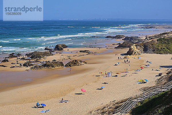 Portugal,  Alentejo,  Vila Nova de Milfontes,  Menschen,  die sich im Sommer am Strand von Malhao entspannen