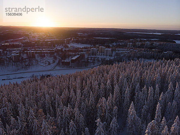 Finnland,  Kuopio,  Luftaufnahme der Winterlandschaft bei Sonnenuntergang