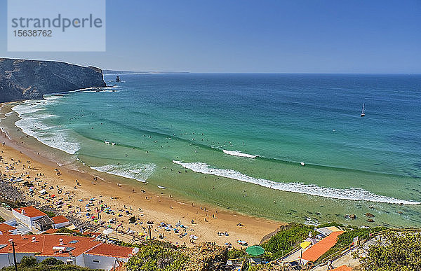 Portugal,  Algarve,  Arrifana,  Menschen,  die sich im Sommer am Sandstrand entspannen