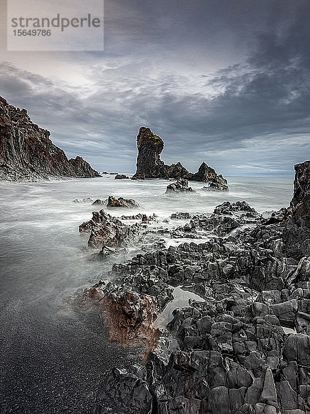 Felsformationen im Ozean,  Vesturland,  Island
