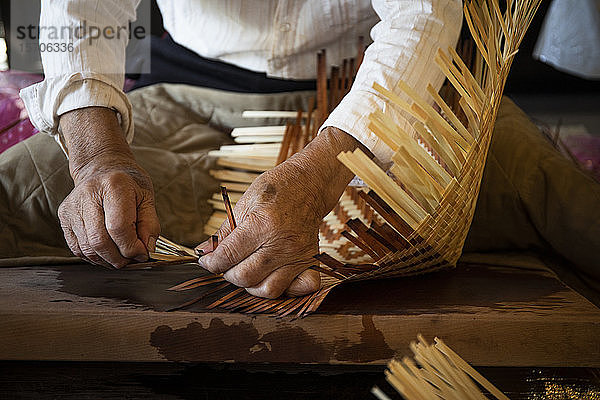 Japan,  Takayama,  Handwerker beim Korbflechten in der Werkstatt