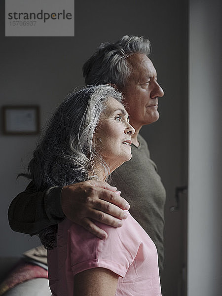 Porträt eines älteren Ehepaares zu Hause