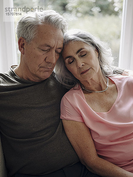 Älteres Ehepaar schläft zu Hause auf der Couch