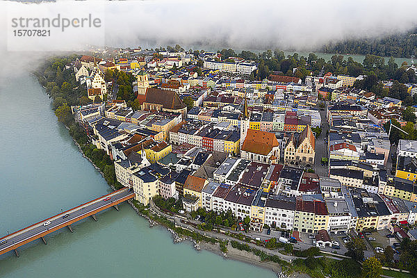 Deutschland,  Bayern,  Wasserburg am Inn,  Luftaufnahme einer alten Flussuferstadt im dichten Morgennebel