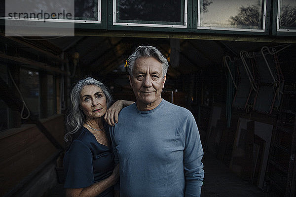 Porträt eines älteren Ehepaares in einem Bootshaus